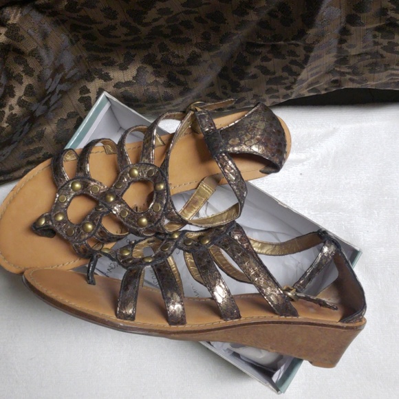 Cute Coconut Sandals - Picture 4 of 5